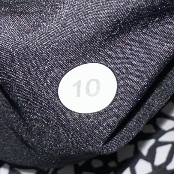 Lululemon - Picture 3 of 16